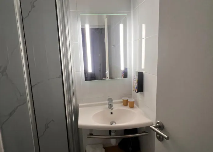 Sure By Western Nimes Est 3* Marguerittes