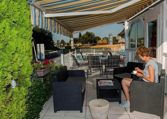 Sure By Western Nimes Est 3* Marguerittes